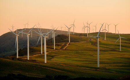 Windpark in hügeliger Landschaft
